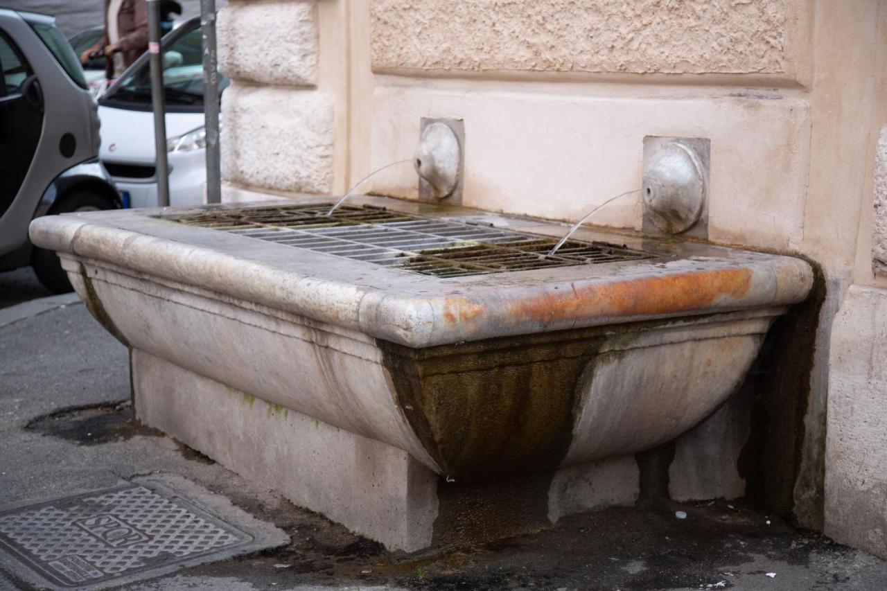 Repetita Juvant Roma Esterno foto
